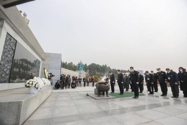 김부겸 국무총리를 비롯한 주요 내빈들이 지난 25일 대전시 유성구 국립대전현충원에서 거행된 제7회 서해수호의 날 기념식에서 헌화·분향한 뒤 묵념하고 있다.  국가보훈처 제공