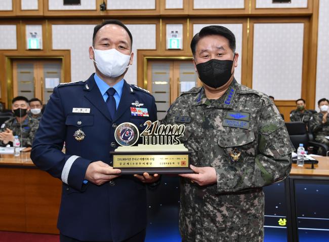 박인호(오른쪽) 공군참모총장이 28일 공군본부에서 열린 19전투비행단 21만 시간 무사고 비행기록 수립 시상식에서 신흥순(대령) 19전비 감찰안전실장에게 기념패를 수여하고 있다. 공군 제공