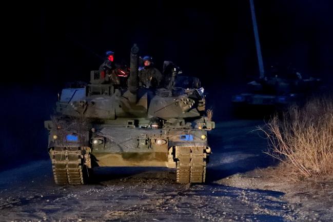 용문산여단 K1E1 전차가 적과 교전하기 위해 야간 기동을 하고 있다.