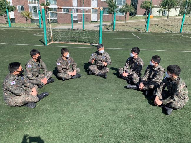 공군 군종장교가 인성교육을 하고 있다.

