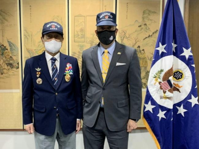 29일 주한 미국대사관을 방문한 향군 김진호(왼쪽) 회장이 크리스토퍼 델 코소 주한 미 대사대리와 기념사진을 찍고 있다.  향군 제공 