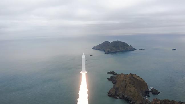 순수 우리 기술로 개발한 고체추진 우주발사체 성능 검증을 위한 첫번째 시험 발사가 성공했다. 사진은 국방과학연구소 종합시험장에서 발사된 고체추진 우주발사체가 비행하고 있는 모습. 국방부 제공