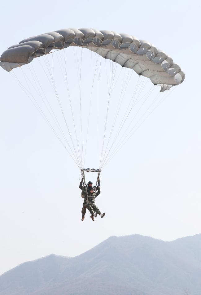 육군특수전사령부 고공훈련장에서 ○○○○ 중인 손정우 원사와 본지 이원준 기자가 착륙을 준비하고 있다. 
 사진=이경원 기자