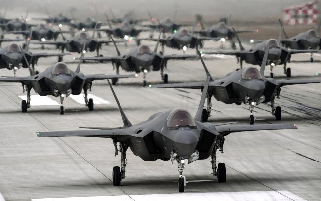 F-35와 같은 전투기는 눈에 보이지만, 전투기를 지원하는 디지털 기술은 눈에 보이지 않는다. 하지만 눈에 보이지 않는 이 디지털 기술의 힘이 무기체계의 능력을 지배하고 있다. 우리 공군의 F-35A 스텔스 전투기들이 지난달 25일 진행된 엘리펀트 워크(Elephant Walk·다수의 전투기가 최대 무장을 장착하고 밀집 대형으로 이륙 직전 단계까지 지상 활주하는 훈련)를 통해 위용을 뽐내고 있다.  국방부 제공 