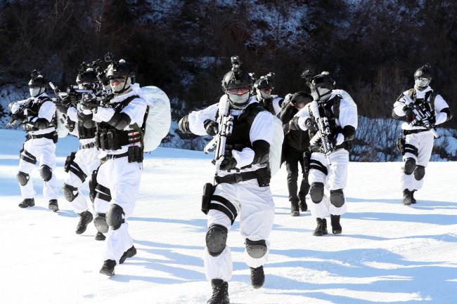 워리어 플랫폼을 착용한 육군특수전사령부 비호부대 장병들이 혹한기 훈련을 하고 있다. 특전사는 첨단 과학기술을 접목한 장비·훈련체계로 과학기술강군 특전사로 거들날 계획이다.  한재호 기자