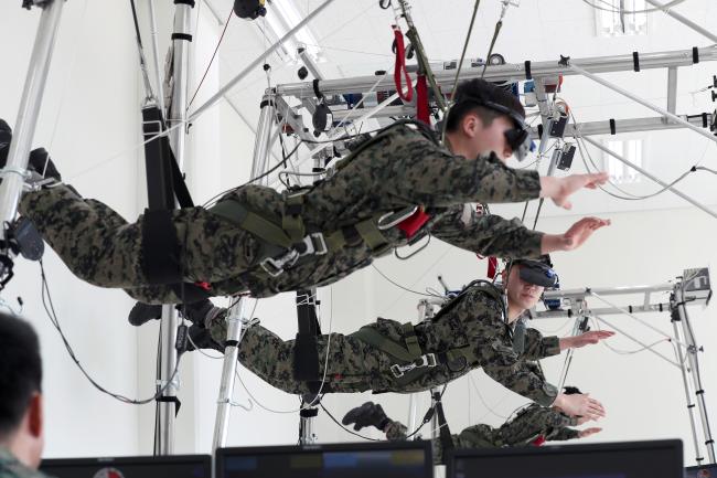 특전사 장병들이 고공센터에서 가상현실 기술을 기반으로 한 ‘고공 강하 조종술 시뮬레이터’ 훈련을 하고 있다.  한재호 기자