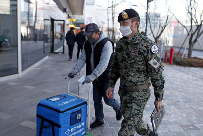 특전사 장병이 지난 1월 4일 새해 첫 코로나19 백신수송을 지원하고 있다.  이경원 기자