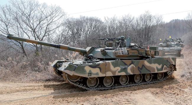 5일 육군과학화전투훈련단 훈련장에서 펼쳐진 육군3기갑여단의 대대급 쌍방 전술훈련에서 공격 임무를 맡은  K1E1 전차들이 전진 기동하고 있다.