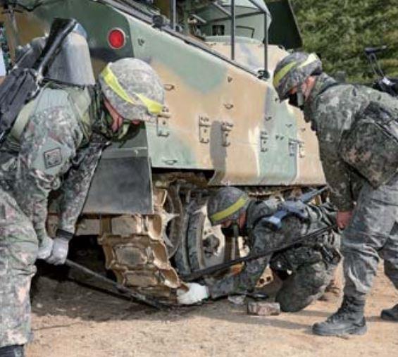 3기갑여단 장병들이 K200 장갑차 궤도 이탈 상황을 가정한 정비훈련을 하고 있다.