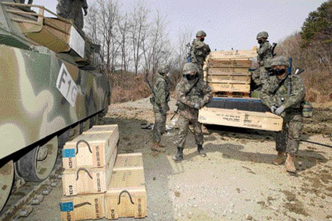 K1E1 전차에 탄약을 재보급하는 장병들.