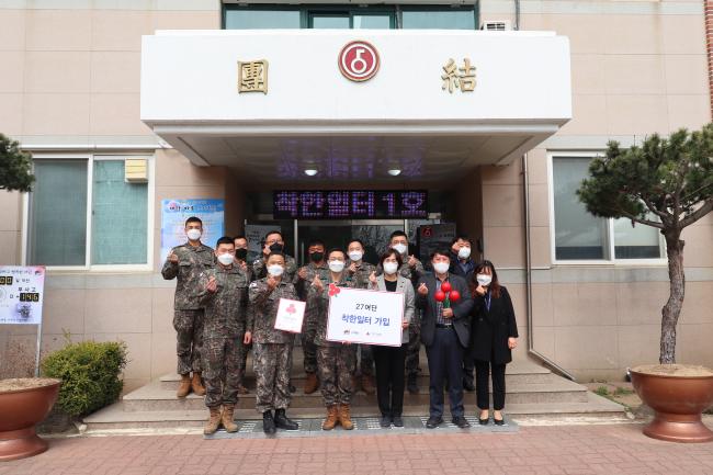 육군5보병사단 표범여단 장병들이 ‘착한 일터’ 현판을 전달받고 있다. 부대 제공 