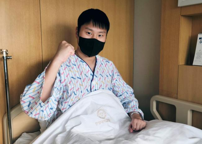 육군1군수지원사령부 7군수지원단 김보섭 상병이 조혈모세포를 채취하기 전 파이팅 포즈를 취하고 있다.  부대 제공