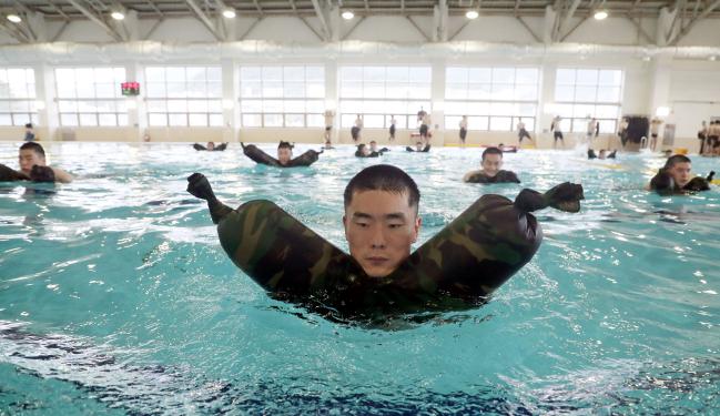 해군병들이 전투수영훈련장에서 전투수영 중 비상구명의 훈련을 하고 있다.  국방일보 DB
