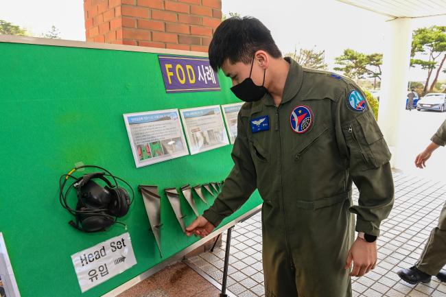 공군20전비 장병이 항공기 손상을 일으킬 수 있는 이물질을 살펴보고 있다.  사진 제공=고병재 하사