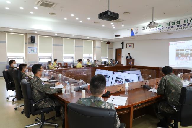 지난 15일 육군교육사령부가 개최한 ‘4월 미래 변화와 혁신 아카데미’에서 포항공대 김경식 교수가 강연하고 있다.  부대 제공