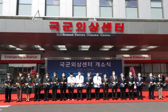 20ÀÏ ±¹±º¼öµµº´¿ø¿¡¼ °³ÃÖµÈ ±¹±º¿Ü»ó¼¾ÅÍ °³¼Ò½Ä¿¡¼ ¼¿í(¿À¸¥ÂÊ ¾ÆÈ©Â°) ±¹¹æºÎ Àå°üÀÌ ¾È±Ô¹é(¿À¸¥ÂÊ Àϰö°) ±¹È¸ ±¹¹æÀ§¿ø, ¼ÁÖ¼®(¿ÞÂÊ Àϰö°) ±¹°¡¾Èº¸½Ç 1Â÷Àå µî ÁÖ¿ä ³»ºó°ú Å×ÀÌÇÁ Ä¿ÆÃÀ» Çϰí ÀÖ´Ù.