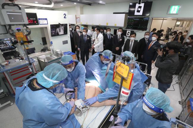 서욱 국방부 장관을 비롯한 행사 참석자들이 외상소생실을 찾아 현장을 둘러보고 있다. 조종원 기자