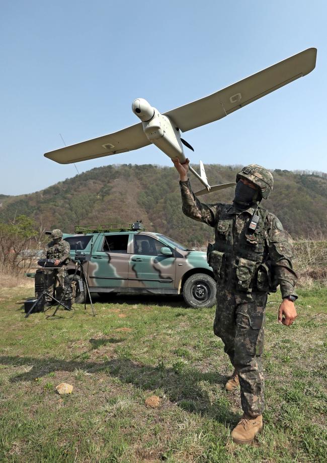 무인항공기(UAV) 운용관들이 적 이동 등을 포착하기 위해 UAV를 날리고 있다.