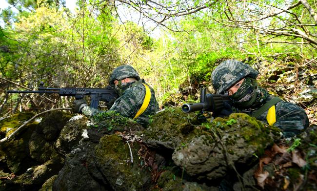 해병대9여단 장병들이 제주도 서귀포시 화순항·상천리 일대에서 진행된 대침투 종합훈련에서 탐색격멸작전을 펼치고 있다.  사진 제공=김종훈 하사