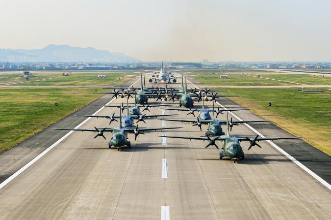 공군5공중기동비행단 CN-235, C-130, KC-330 등 항공기들이 긴급대피 훈련에서 신속히 기동하고 있다.  사진 제공=노현우 중사(진)