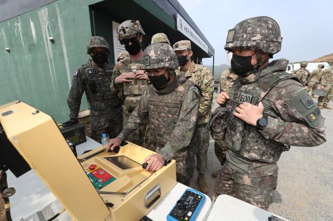 21일 육군11탄약창 폭발물처리장에서 진행된 ‘한미연합 폭발물처리 훈련’에서 육군탄약지원사령부 8탄약창 EOD 요원이 급조폭발물로 의심되는 차량 정밀 정찰을 위해 가동한 로봇을 원격 조종하고 있다.  조종원 기자