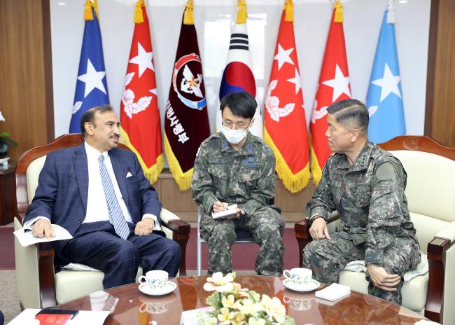 이상철(오른쪽) 안보지원사령관이 지난 22일 안보지원사령부를 방문한 제한기르 칸(왼쪽) 유엔 대테러센터장과 군 관련 테러예방 협력사업에 대한 의견을 교환하고 있다.  부대 제공 