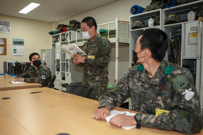 부사관 후보생들이 매일 작성한 씀씀 프로젝트 워크북 내용을 생활관 전우들과 공유하고 있다.