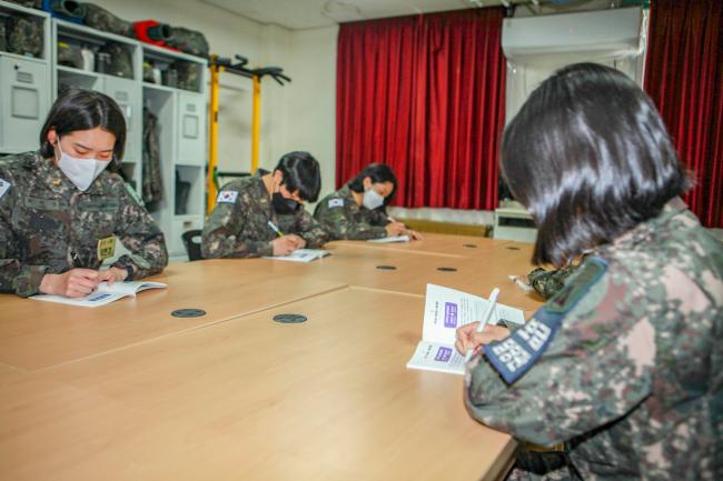 육군부사관학교 부사관 후보생들이 씀씀 프로젝트 워크북을 작성하고 있다.