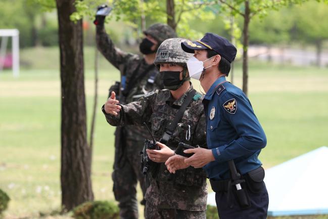 육군52사단 정보분석조 장병이 경찰 관계자와 드론 공격 현장을 분석하고 있다. 