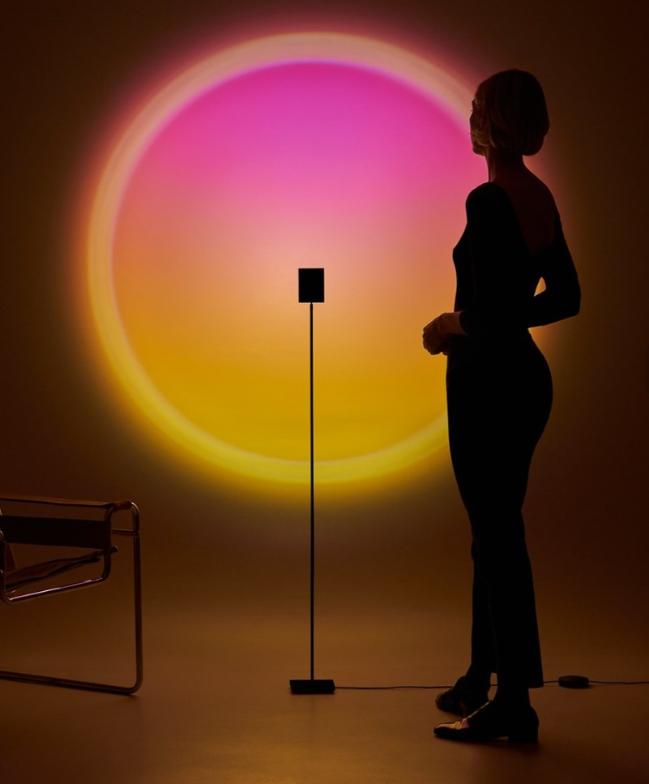 걸그룹 ‘블랙핑크’의 맴버인 로제가 SNS에 사진을 올리면서 유명해진 만달라키 스튜디오의 헤일로 호라이즌 조명. 마치 새벽녘처럼 신비롭고 오묘한 분위기를 자아내 자연과 유사한 환경을 내부 공간에 구현하려는 코로나19 시대 인테리어 트렌드를 충족시켰다는 평가를 받았다.  사진=만달라키 스튜디오 