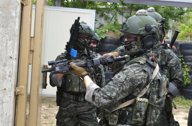 해병대특수수색대대 장병들이 동해해양경찰청 특공대와 펼친 합동 대테러훈련에서 건물 내부 진입 훈련을 하고 있다.  부대 제공