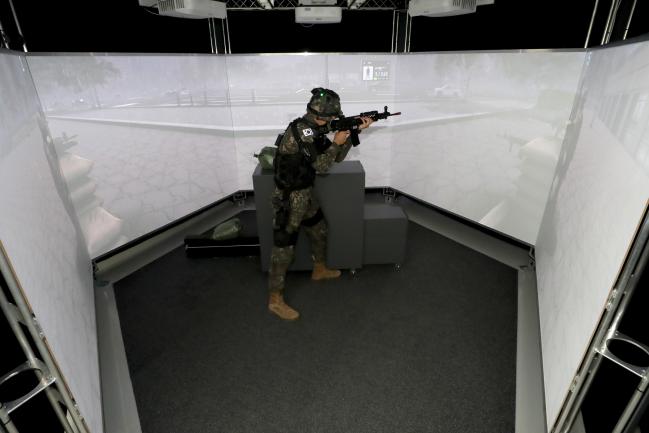 육군사관학교 내에 만들어진 ‘소부대 과학화 전술훈련장’에서 군사훈련 조교 병사가 정밀사격훈련체계(MARS)를 이용한 방어훈련을 하고 있다.