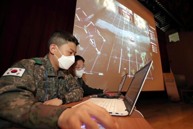 28일 서울 노원구 광운대학교 80주년기념관 강당에서 열린 ‘ 2022 K-전차 인공지능 챌린지’에서 참가 장병들이 인공지능 챌린지 프로그램 코드를 확인하며 경기를 진행하고 있다. 이경원 기자