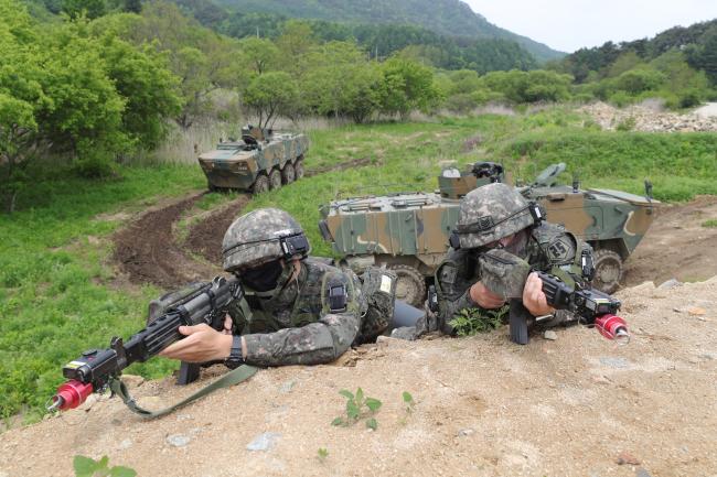 육군 장병들이 육군과학화전투훈련단(KCTC)에서 훈련하고 있다. 장병들의 전투력을 높이기 위해서는 KCTC 같은 교육훈련 인프라가 있으면 좋지만, 전체 군 교육에 적용하기엔 한계가 있는 만큼 첨단 디지털 기술을 활용한 군 전투력 향상 방안에 대한 관심이 높아지고 있다.  조종원 기자 