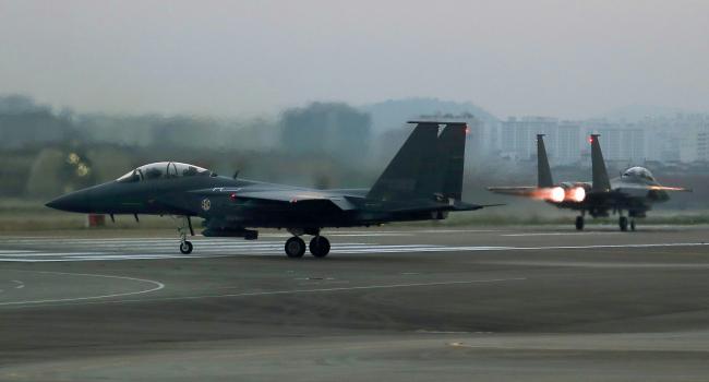 공군11전투비행단 F-15K 전투기들이 전시 출격 훈련을 위해 강한 열기를 내뿜으며 이륙을 준비하고 있다. 사진= 이경원 기자