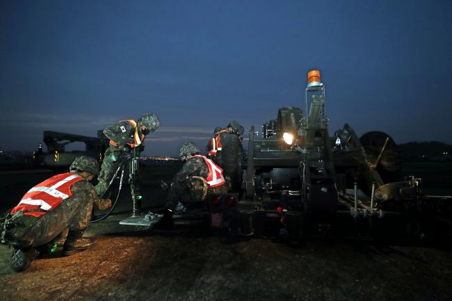 이동형 초과저지장비 설치 훈련에서 소방구조중대원들이 케이블 연결 장비를 고정하고 있다. 사진= 이경원 기자