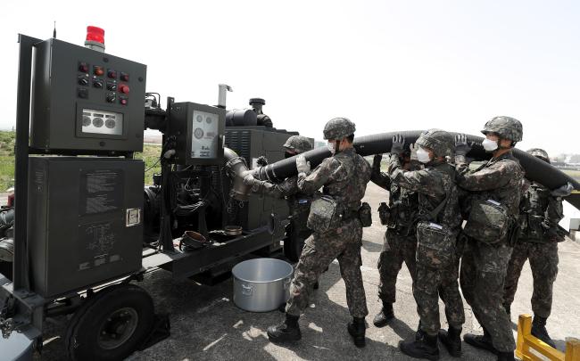유류관리중대 장병들이 급유 제한 상황을 가정한 비상급유 훈련에서 유류 장비에 호스를 연결하고 있다. 사진= 이경원 기자