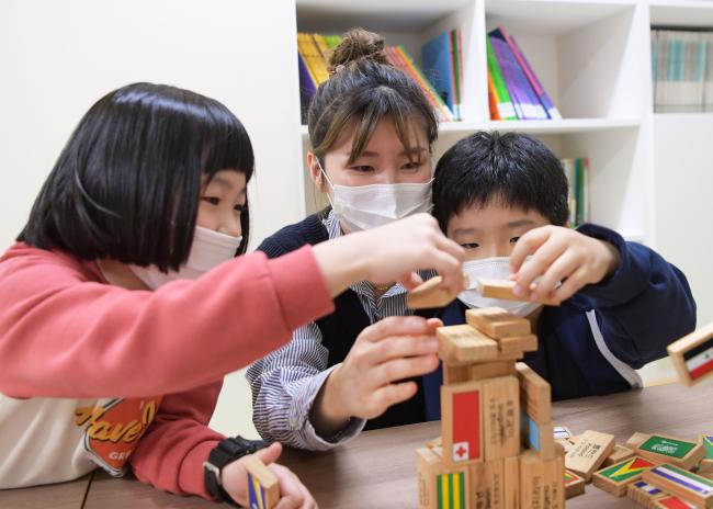 2020년 창원시 진해구 블루빌아파트에 개소한‘창원시 다함께돌봄센터 진해 우아한클럽’에서 초등학생들이 방과 후 학습활동을 하고 있다. 해군 제공