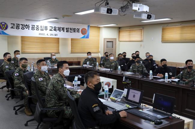 지난달 29일 육군특수전사령부 특수전학교에서 열린 학교교육체계 발전 토의에서 참석자들이 고공강하 공중침투 교육체계 발전 방안에 대해 논의하고 있다.  
 부대 제공