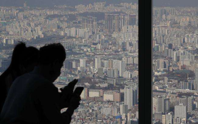 리츠가 금리 인상과 인플레이션을 방어할 ‘피난처’로 급부상하면서 리츠의 인기가 고공행진을 이어가고 있다. 사진은 서울 송파구 롯데월드타워에서 바라본 서울 시내 아파트 단지들 모습.  매경닷컴 제공