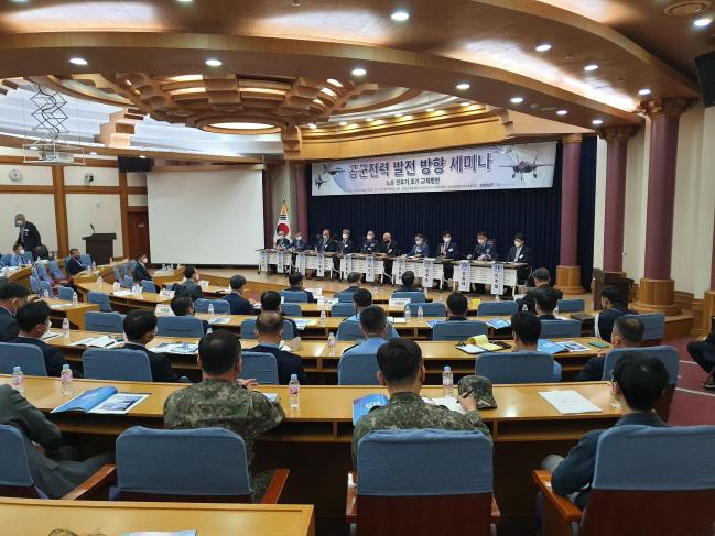 4일 국회의원회관에서 개최된 ‘공군 전력 발전 방향 세미나’ 참석자들이 토론하고 있다.  한국국방안보포럼 제공