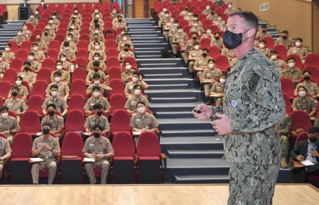 마크 셰이퍼 주한미해군사령관이 4일 해군교육사령부 종합교육관에서 초군반 장교를 대상으로 초빙 강연을 하고 있다.  부대 제공