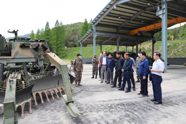 지난 6일 육군공병학교를 방문한 기술행정사관 1기 예비역들이 최근 육군에 전력화한 장애물개척전차를 둘러보고 있다.  부대 제공