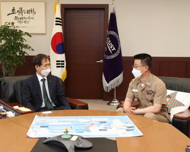 9일 대전시 한국과학기술원(KAIST)을 방문한 이성열(중장·오른쪽) 해군사관학교장이 이광형 KAIST 총장과 학술 교류협력 강화 방안을 논의하고 있다.  부대 제공