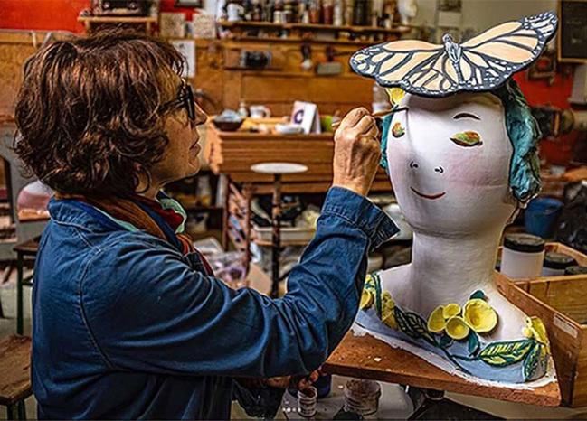 에바 알머슨의 작업 장면.  