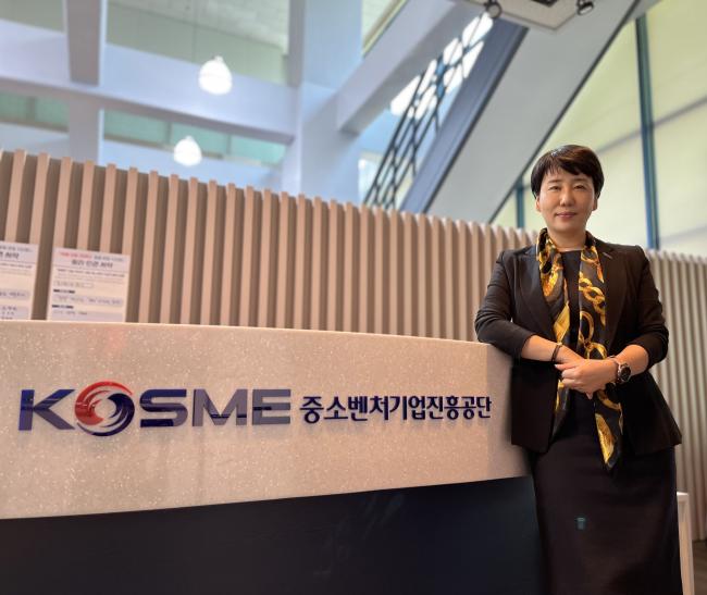 모혜란 중소벤처기업진흥공단 경기북부지부장이 국방일보와 인터뷰를 마친 뒤 포즈를 취하고 있다.