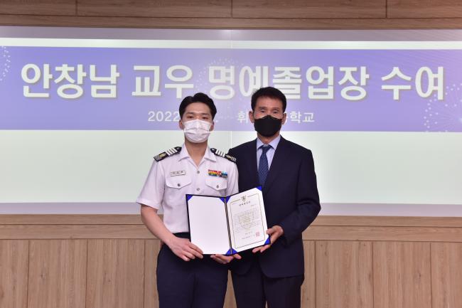9일 열린 안창남 비행사 명예 졸업장 수여식에서 공군사관학교 최승준(4학년·왼쪽) 생도가 휘문고등학교 이종철 교장에게서 명예 졸업장을 대리로 받고 기념촬영을 하고 있다. 사진 제공=김경률 원사