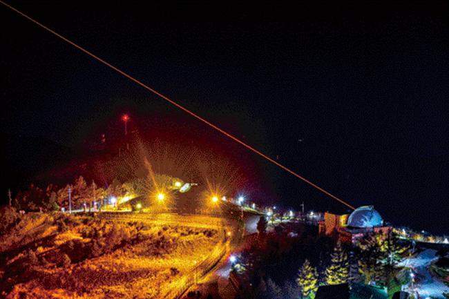 공군 전자광학위성 감시체계가 공중으로 레이저를 쏘면서 우주물체를 관측하는 모습. 한반도 상공을 통과하는 인공위성의 첩보 활동 감시와 우주물체 탐지·추적 임무를 수행한다.