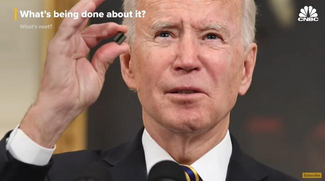 조 바이든 미국 대통령이 지난해 2월 24일(현지시간) 백악관에서 반도체, 전기차 배터리, 의료용품, 희토류 등 4대 핵심 품목의 공급망에 대한 100일간의 검토를 지시하는 행정명령에 서명하기 전 반도체 칩을 꺼내 보이고 있다. 사진 = CNBC 영상 캡처
