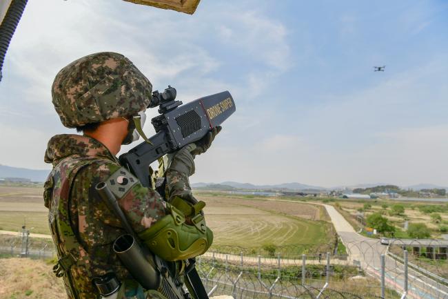 2021년 4월 21일 공군20전투비행단이 육군32사단과 합동 화생방 대테러훈련을 진행해 초동조치반 요원들이 드론 재머를 이용해 침투 드론을 무력화하고 있다. 사진 제공=이재민 중사
